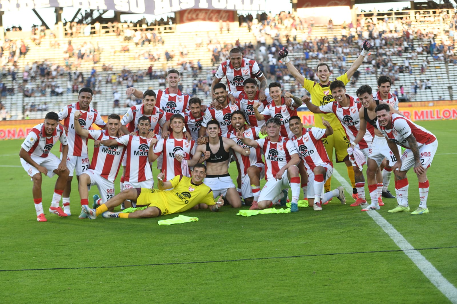 Instituto celebra su victoria sobre Talleres y su clasificación a octavos de final del Apertura. (Javier Ferreyra / La Voz)