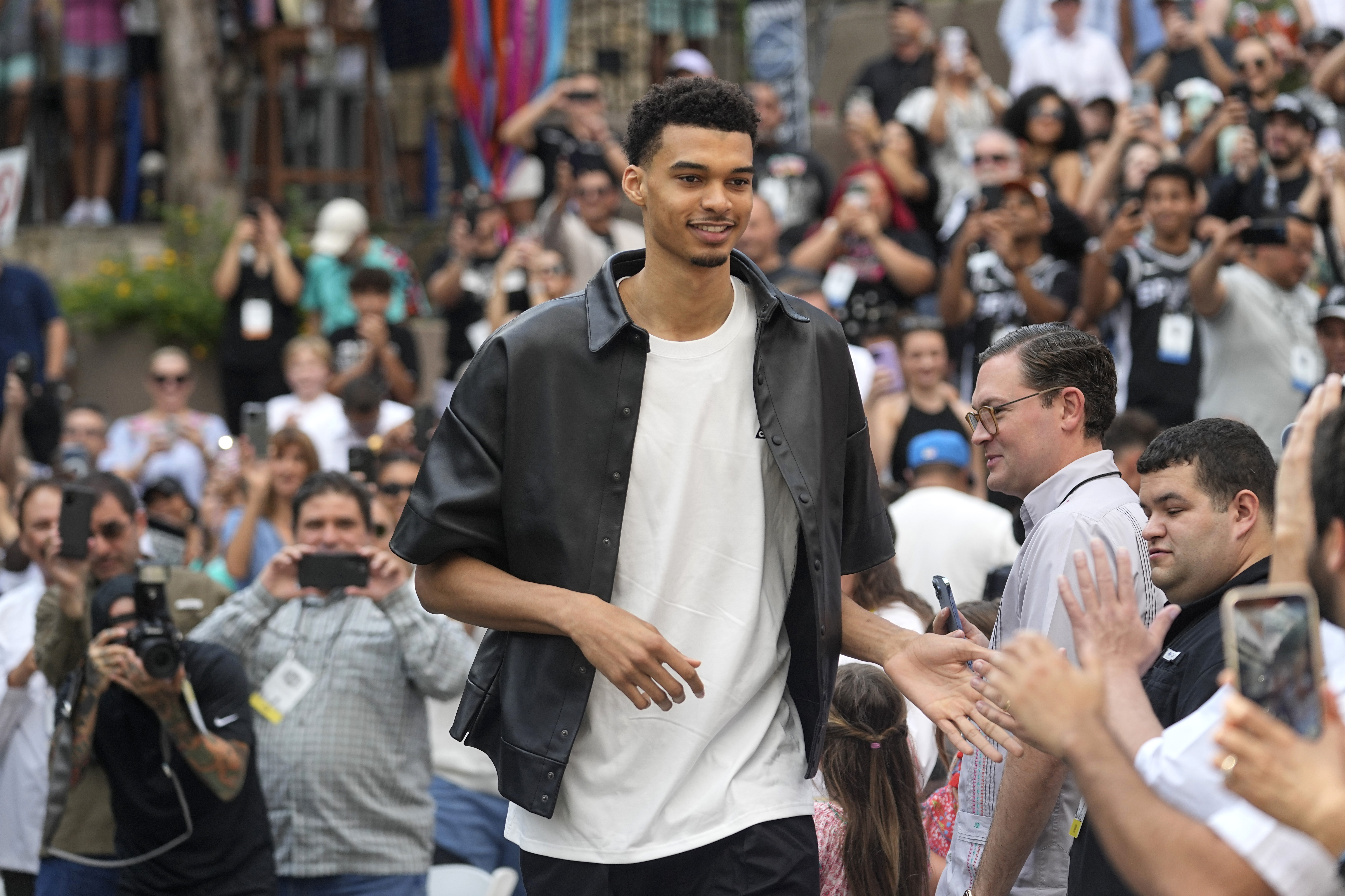 Victor Wembanyama, seleccionado por los Spurs de San Antonio en el Draft de la NBA, anunció que no jugará en el Mundial 2023 de básquet. (AP Foto/Eric Gay)