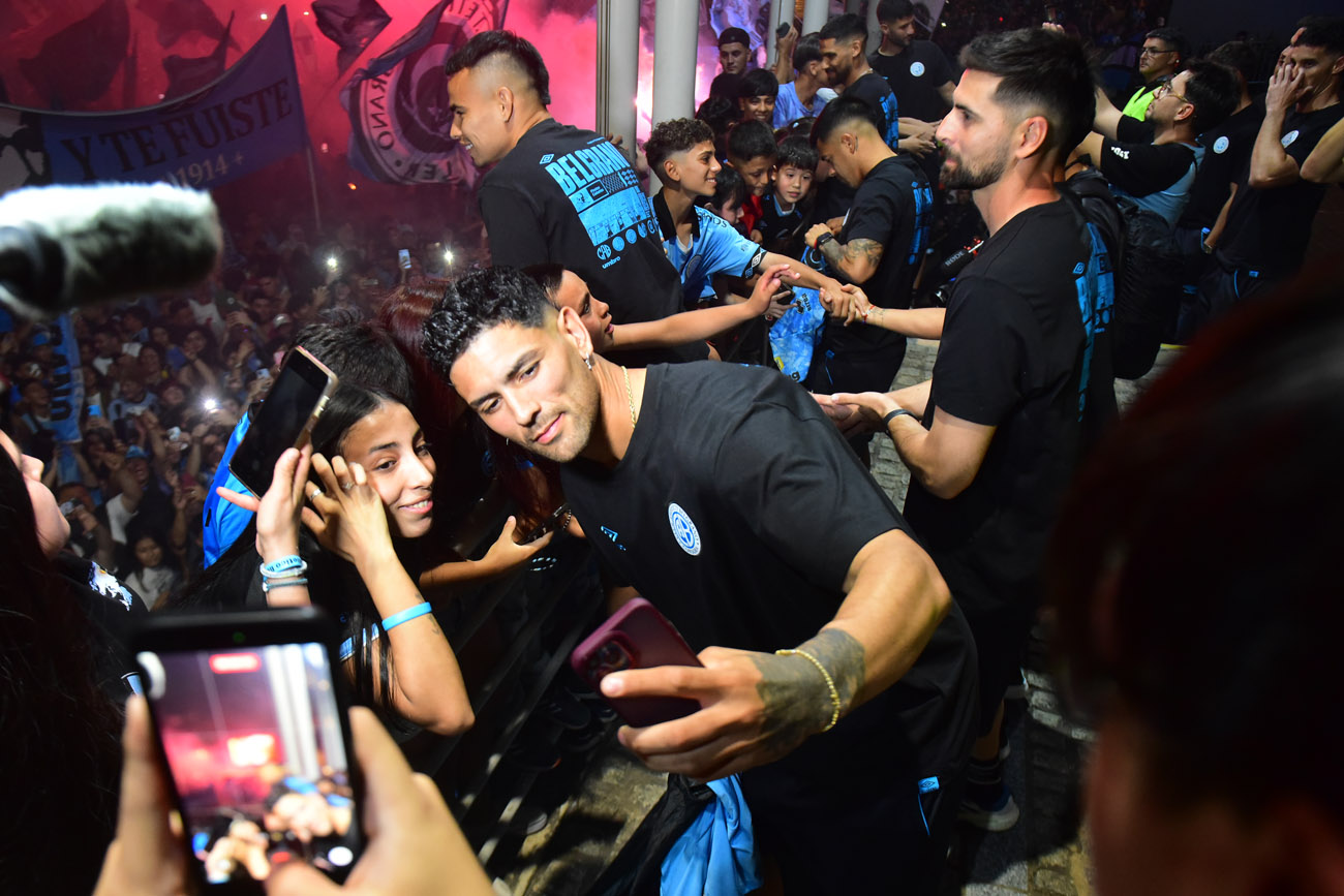 Banderazo de Belgrano en el Hotel Quinto Centenario, el día previo al clásico con Talleres.  (Nicolás Bravo / La Voz)