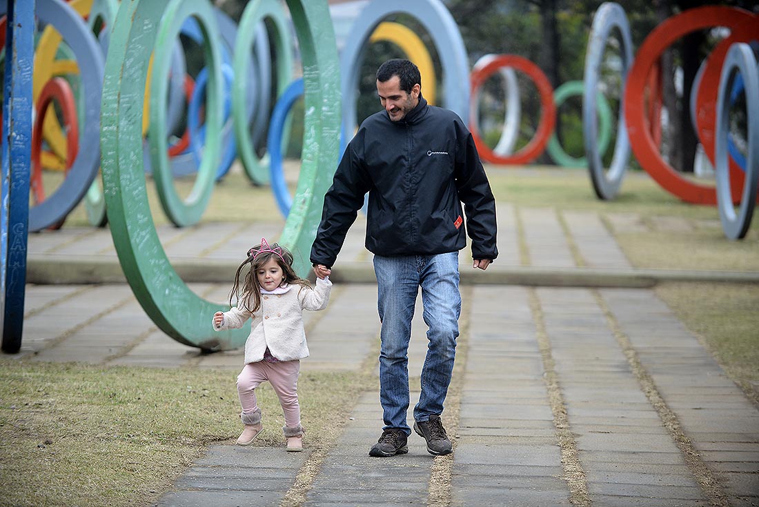 Para Fernando "no hay moldes" para ejercer su rol. Aprende en base a la experiencia y trata de ser un papá distinto al de otras generaciones.