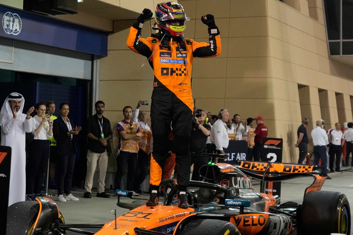El piloto australiano de McLaren Oscar Piastri celebra tras ganar el Gran Premio de Bahrein el domingo 13 de abril del 2025. (AP Foto/Altaf Qadri)