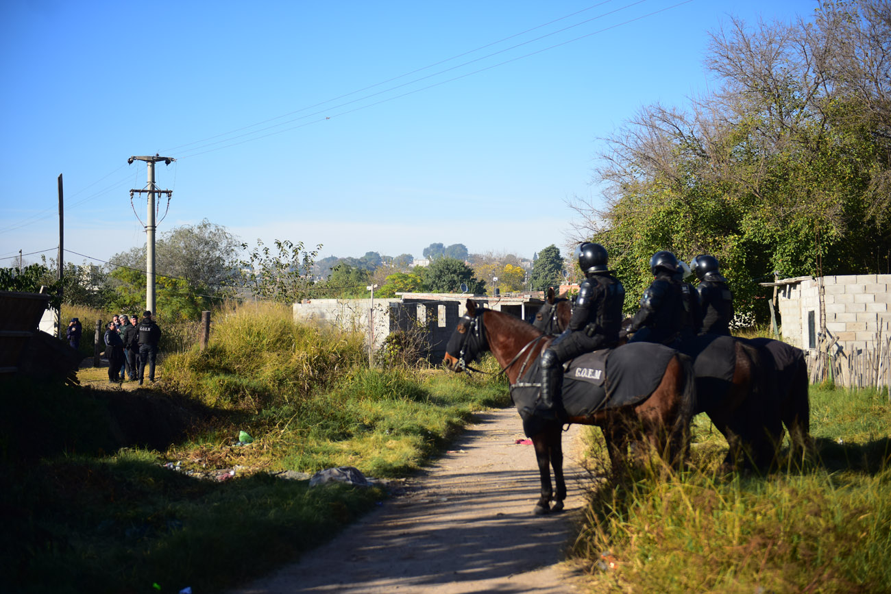 Inicio de la obra de la nueva colectora de Circunvalación en Bajada San José. Caminos de las Sierras llevó a cabo un censo de la población del barrio. (Nicolás Bravo / La Voz)