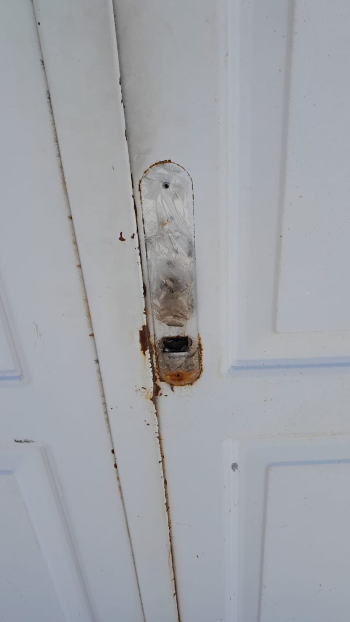 Se roban los picaportes de bronce de las casas de barrio San Martín, en Córdoba capital. (Fotos gentileza)