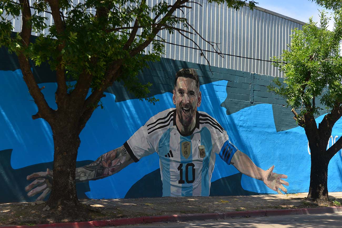 "Genios Mundiales", la gran obra que homenajea a Messi, Maradona y Kempes. (Foto: José Gabriel Hernández / La Voz)