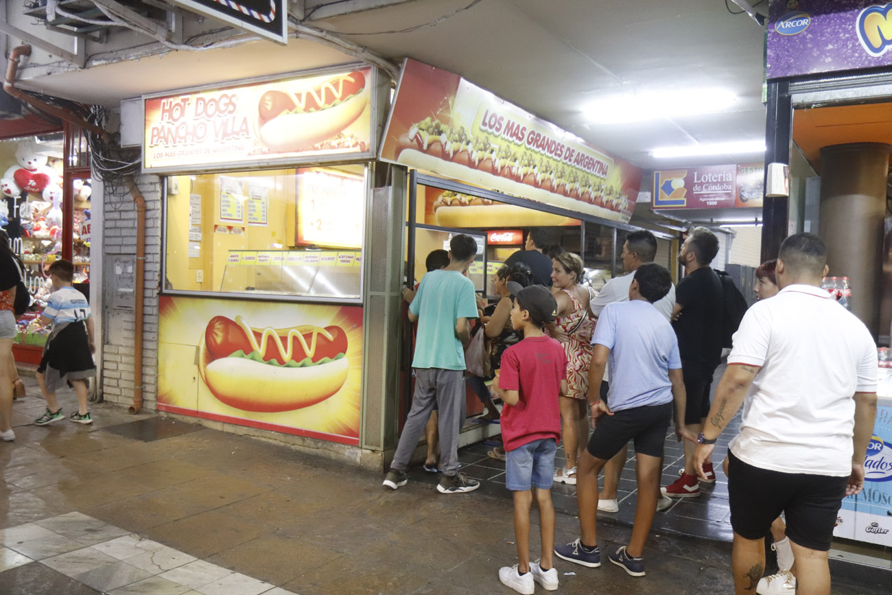 Panchos con cola en el balneario Playas de Oro.  (La Voz)