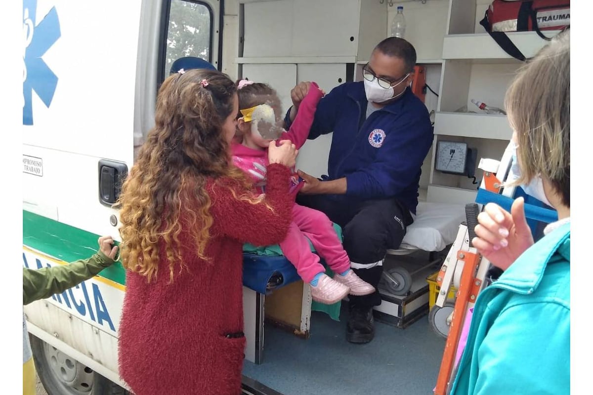 Roberto Cuello trabajando en la ambulancia en una campaña de vacunación en los barrios de Tanti.