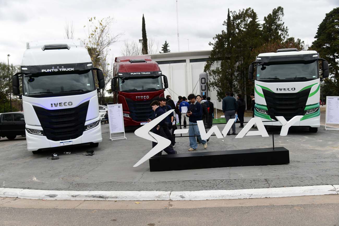 Iveco mostró en la Fiac 2025 su línea de camiones y las novedades con motorización a GNC. (Ramiro Pereyra / La Voz)