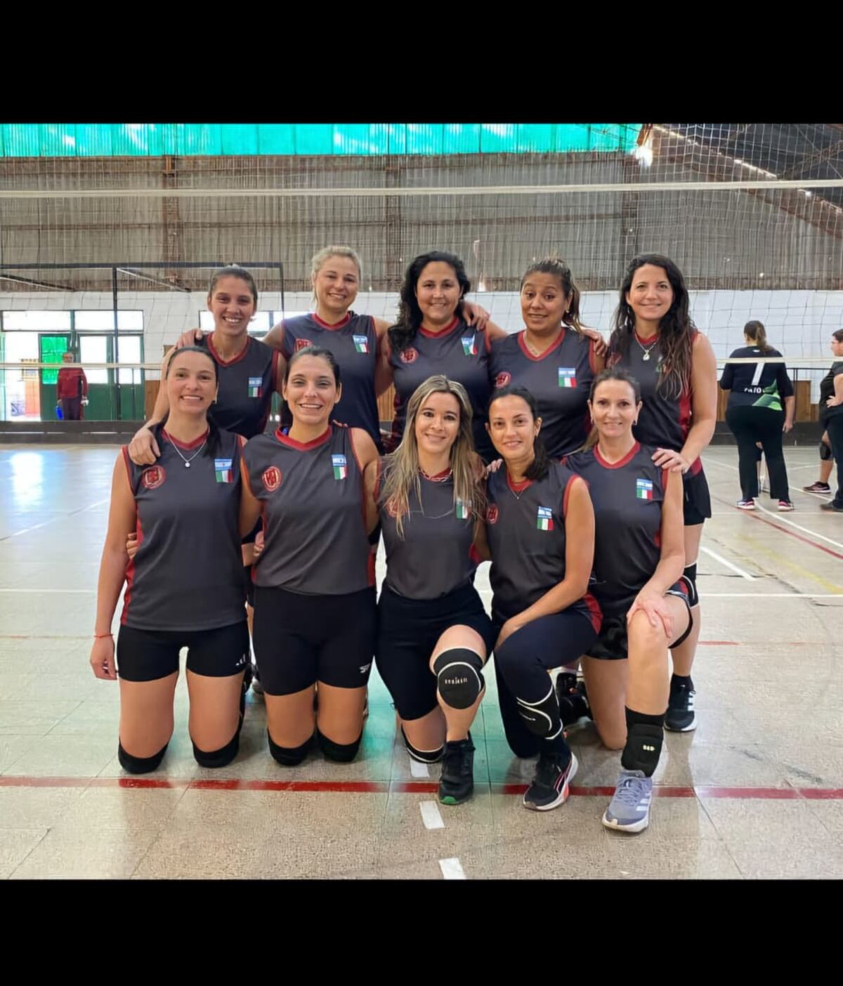 Leticia Tuninetti con el equipo de voley, ahora integrado con las mamás del colegio.