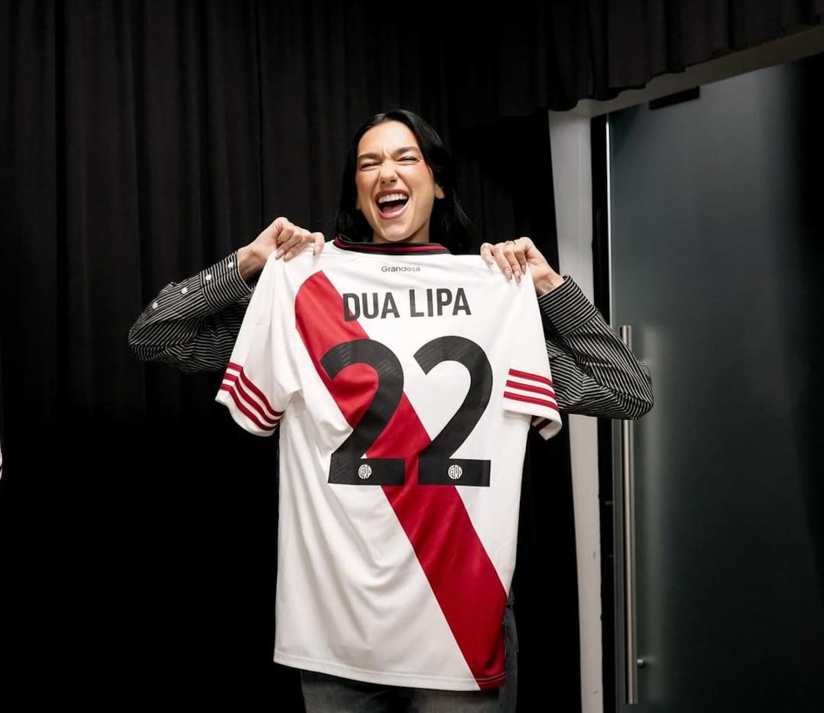 Dua Lipa posó con la camiseta 22 de River (Instagram)