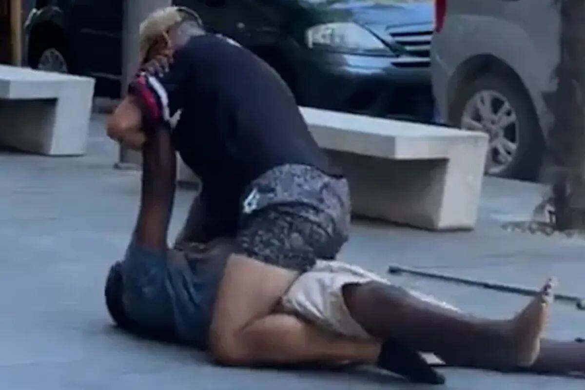 Un vendedor ambulante fue asesinado en plena vía pública en Italia. (Captura video)