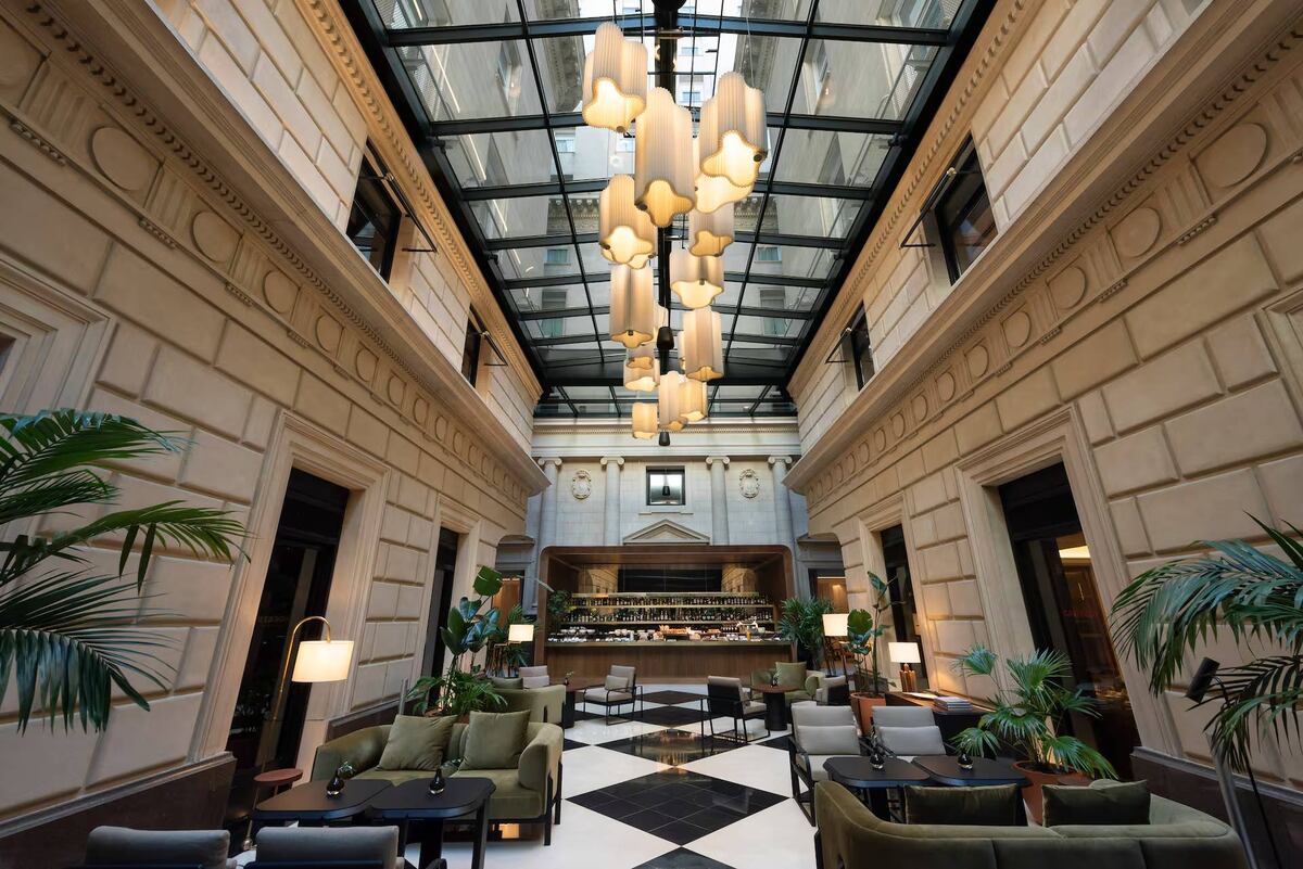 LUJO. Lobby del hotel cinco estrellas Casa Lucía, en Buenos Aires, dominado por las lámparas creadas por Cristian Mohaded para Mínimo Lighting. (Foto web Casa Lucía)