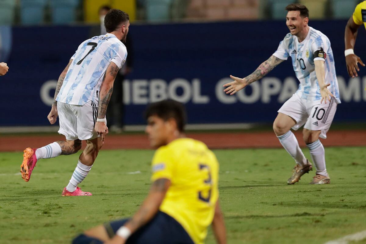 Rodrigo de Paul (7), de la selección de Argentina, festeja con Lionel Messi luego de anotar ante Ecuador en los cuartos de final de la Copa América, el sábado 3 de julio de 2021