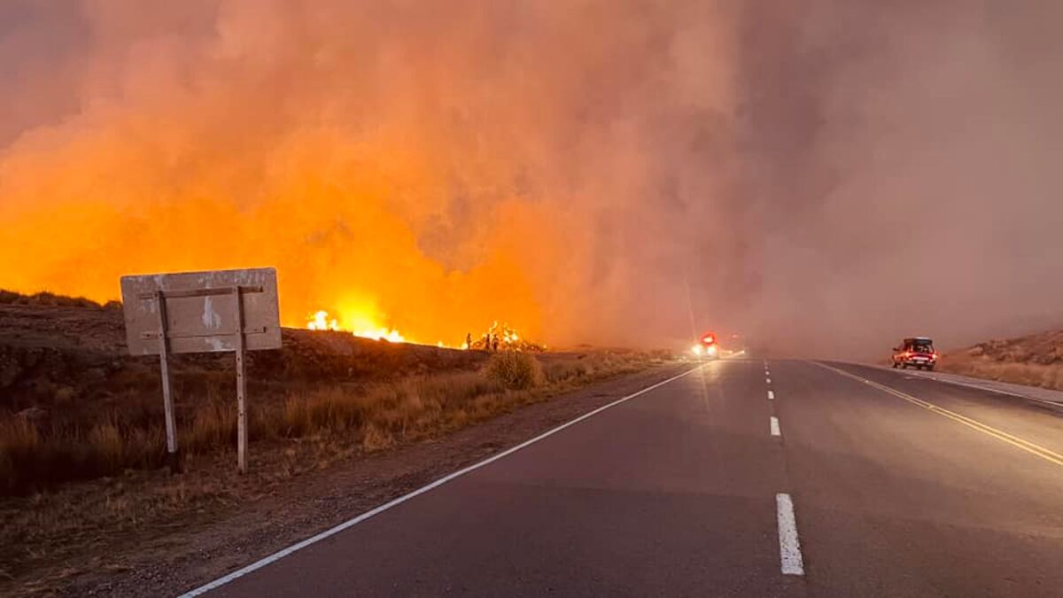 Bomberos voluntarios en situaciones de emergencias. (Foto: Facebook Bomberos Voluntario de Tanti).