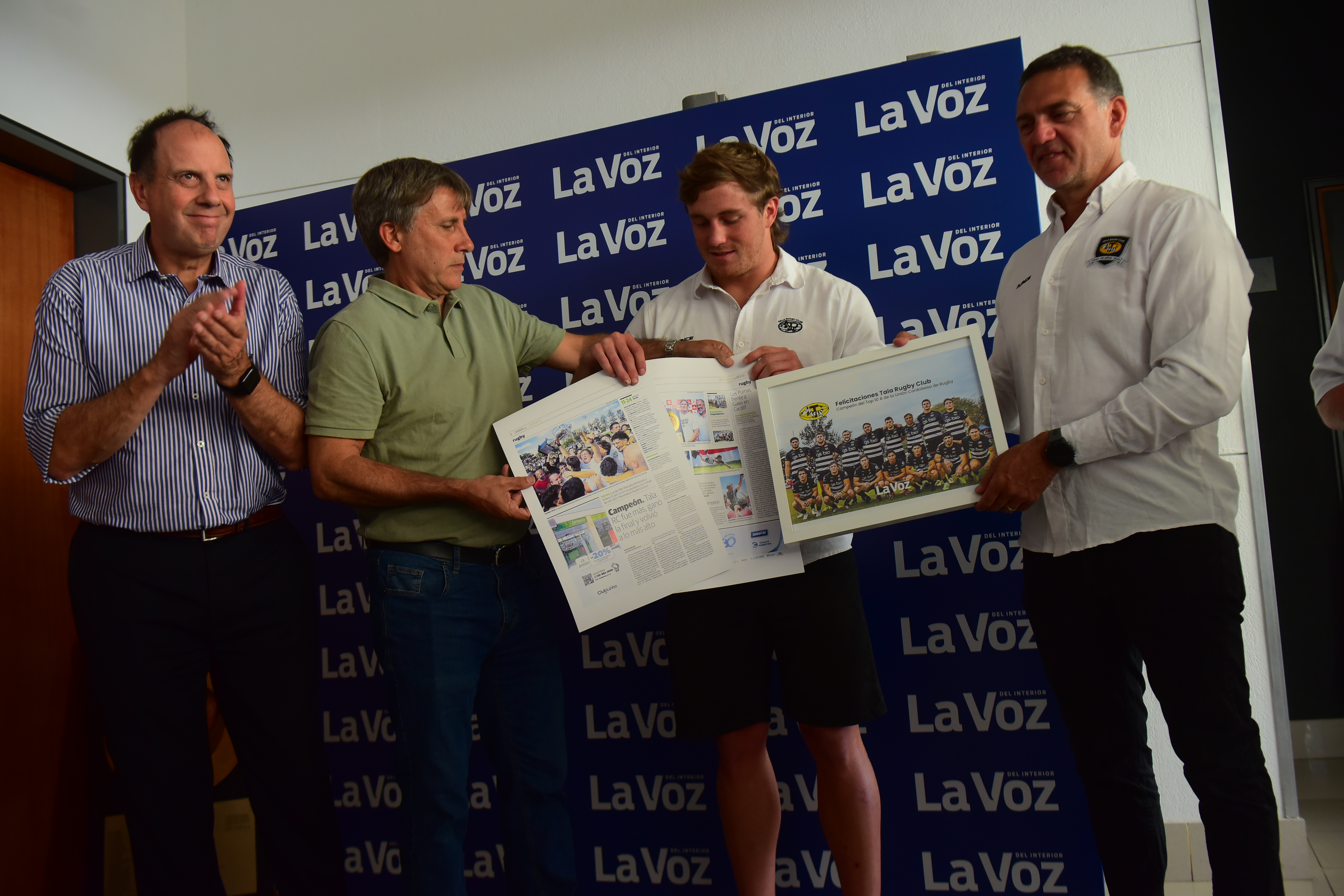 Jugadores y cuerpo técnico del Tala Rugby club participaron  del tradicional brindis en la redacción de la Voz a los campeones. (Javier Ferreyra / La Voz )