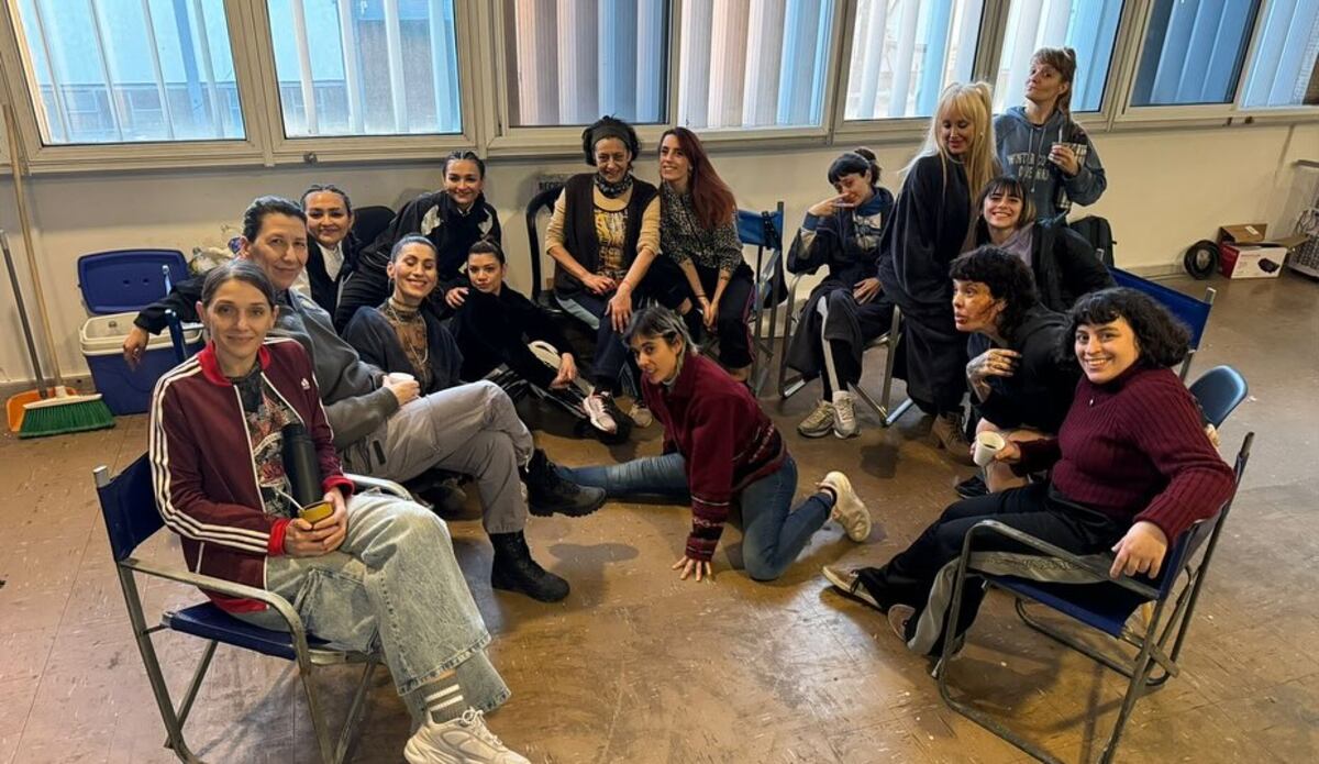 Carla Pandolfi y elenco de la serie "En el Barro" (Instagram de Carla Pandolfi)