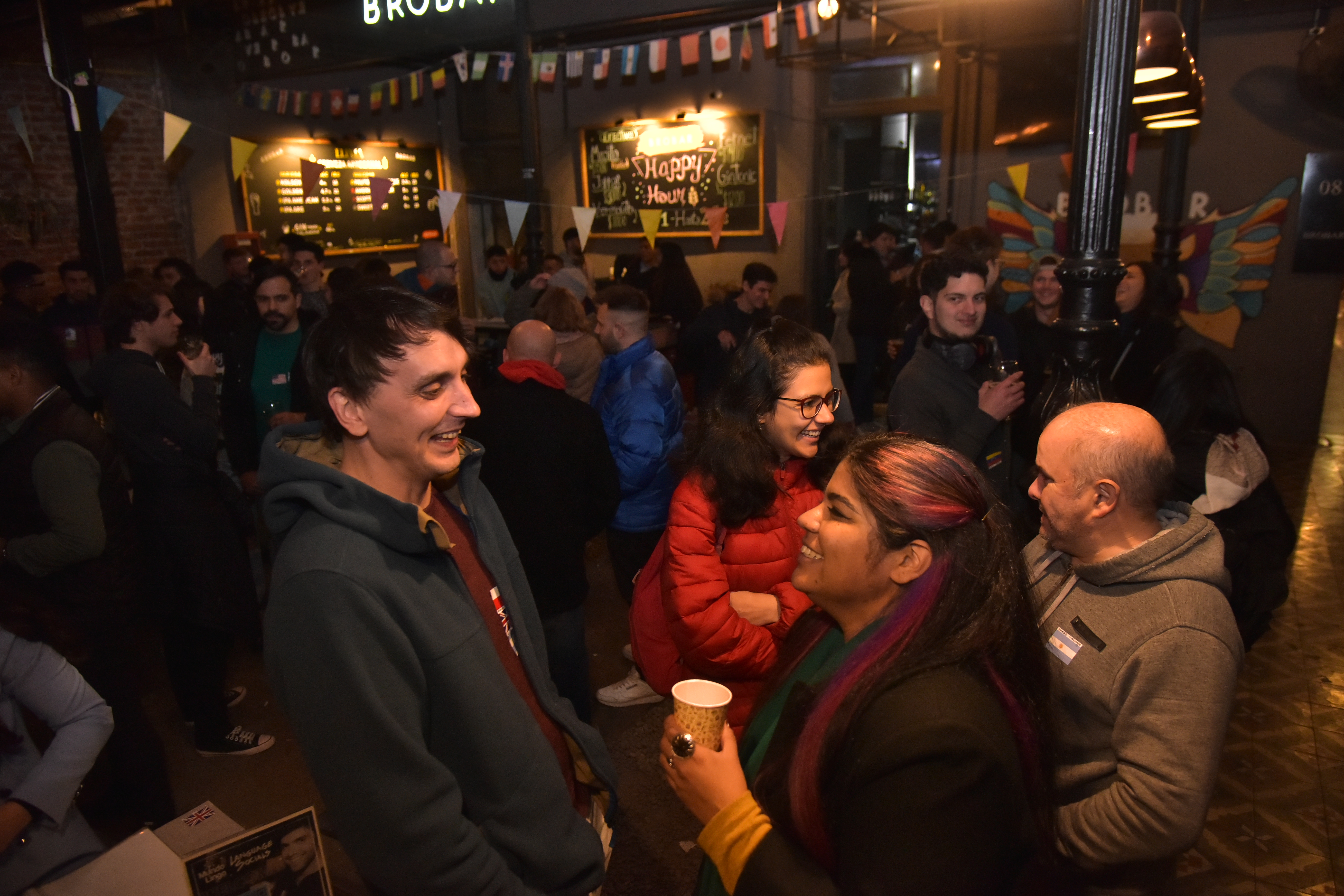 Un encuentro de gente que busca conocer otra gente y practicar idiomas. Mundo Lingo en el bar Brobar, de Güemes. Facundo Luque