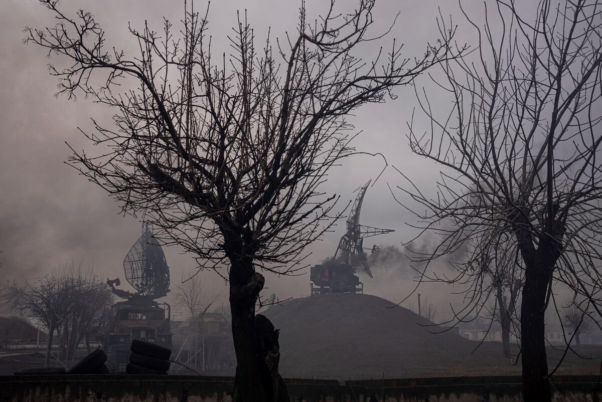 Guerra Rusia-Ucrania. La destrucción en una base militar ucraniana en las afueras de la ciudad de Mariupol, una de las primeras en ser atacada. (AP / Evgeniy Maloletka)