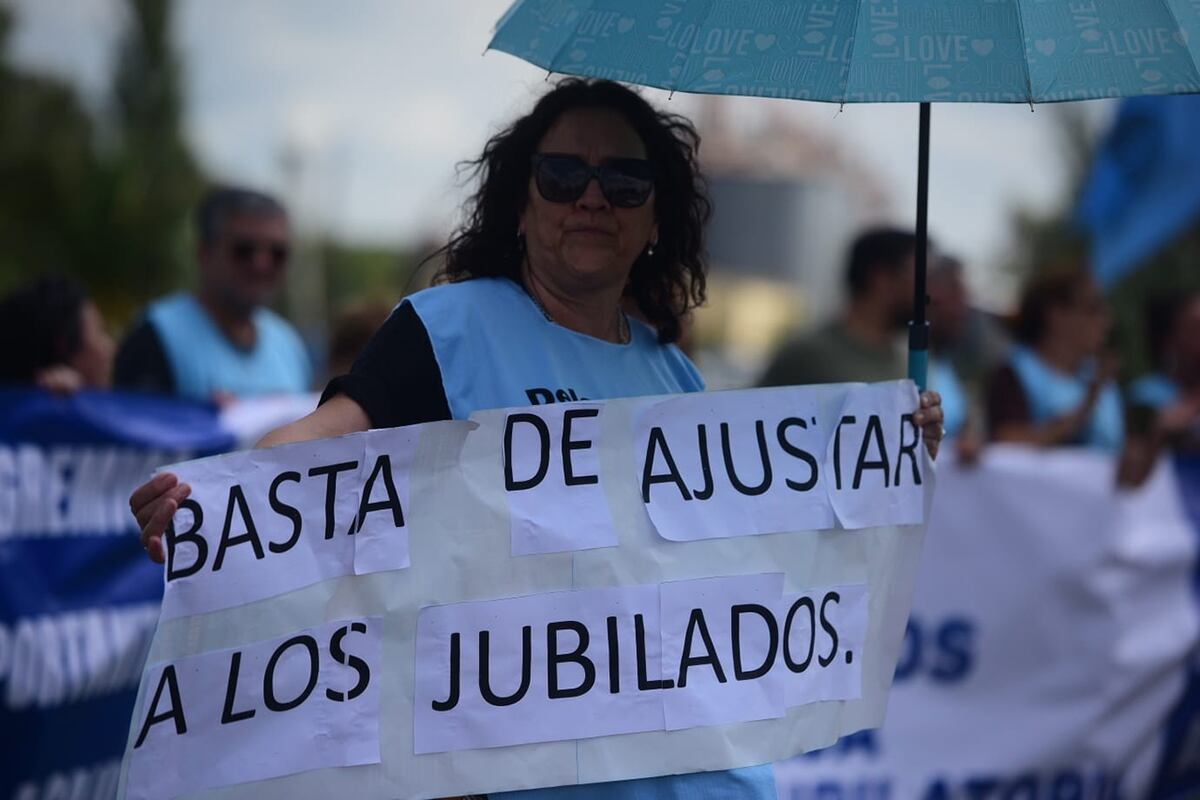 Reclamo. Los gremios estatales mantienen sus reclamos en contra de la reforma previsional que impulsó el gobernador Martín Llaryora. Este viernes protestaron en la entrada de la ciudad de Jesús María. (José Gabriel Hernández)