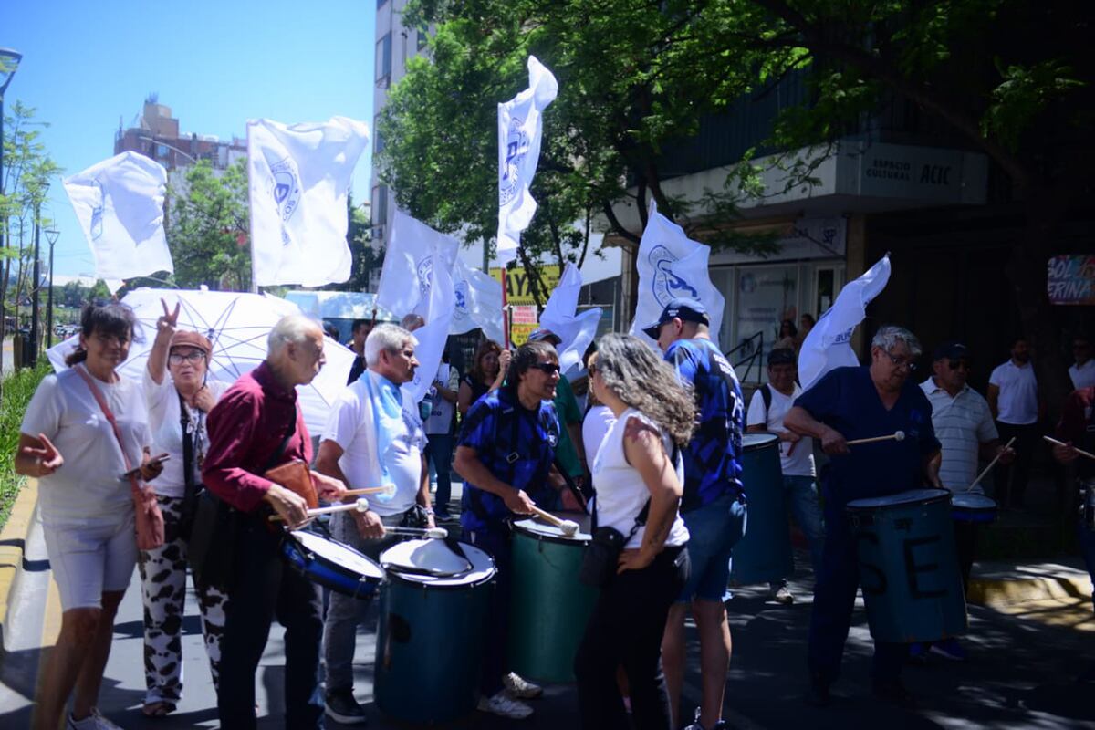 Córdoba. El SEP marcha hacia la Unicameral para rechazar la suba en los aportes a la Caja de Jubilaciones. (José Gabriel Hernández / La Voz)