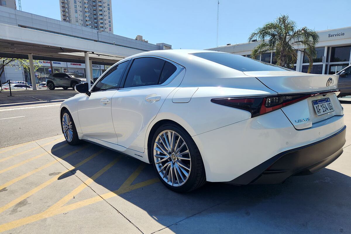 El Lexus IS 300 300 H (hibrido auto recargable) con motor 2.5 litros de 219 CV tiene un precio de U$S 61.200.