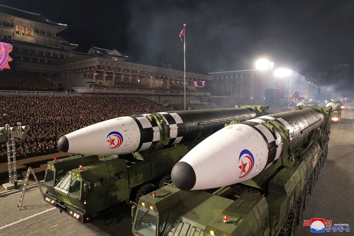 El impresionante desfile militar donde Corea del Note mostró su poderío nuclear. Kim Jong-un volvió a mostrarse con su hija (Fotos AP y DPA).