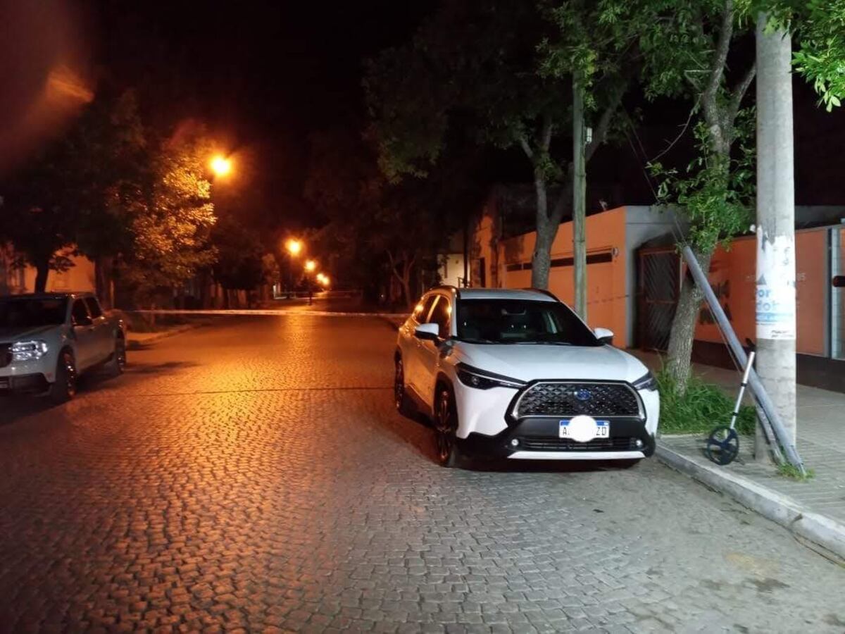 El auto del intendente Bernarte y en el lugar del hecho. (La Voz)