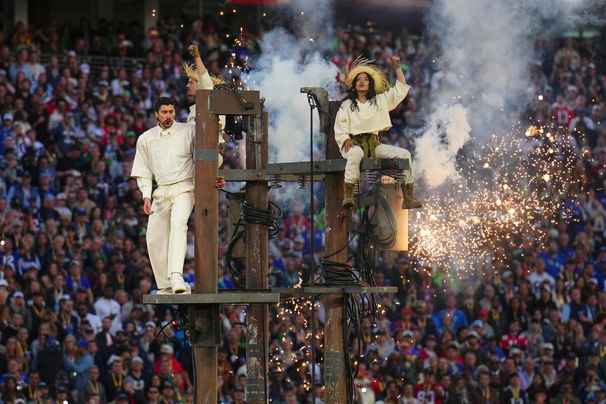 Un pasaje relevante del show de Bad Bunny en el Super Bowl 2026: la interpretación de "El apagón". (AP)