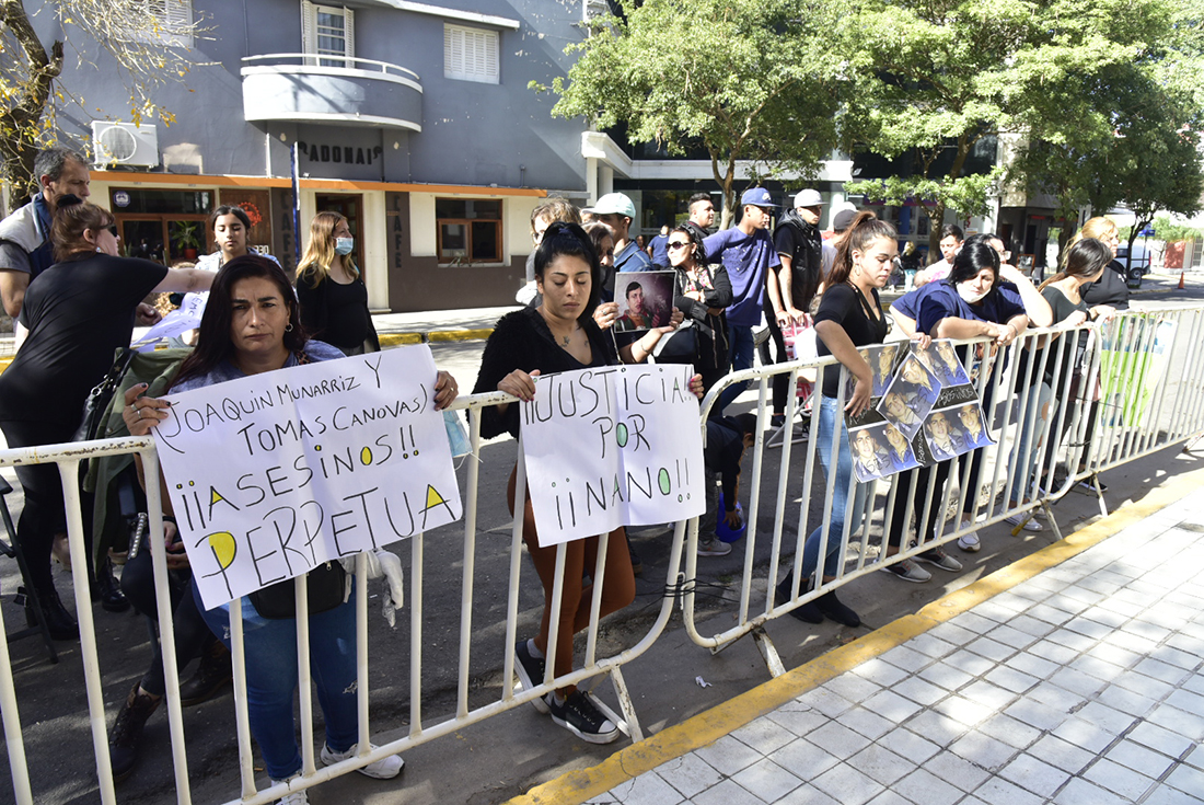 Juicio por el crimen de Miguel Martínez en Villa María. Reclamos de justicia fuera de los Tribunales (La Voz)