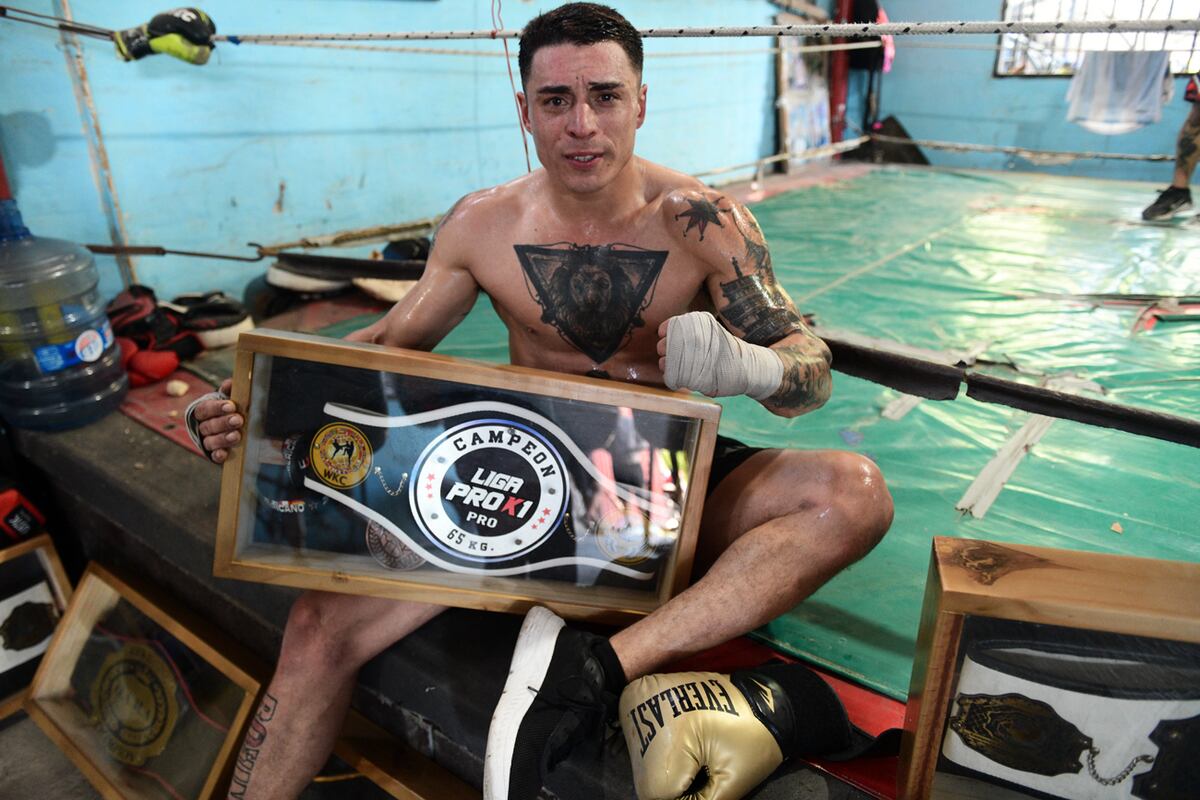 Agustín Sarfatti practica kick boxing en el gimnasio Don Luis de barrio San Lorenzo y es múltiple campeón. (Javier Ferreyra /La Voz)