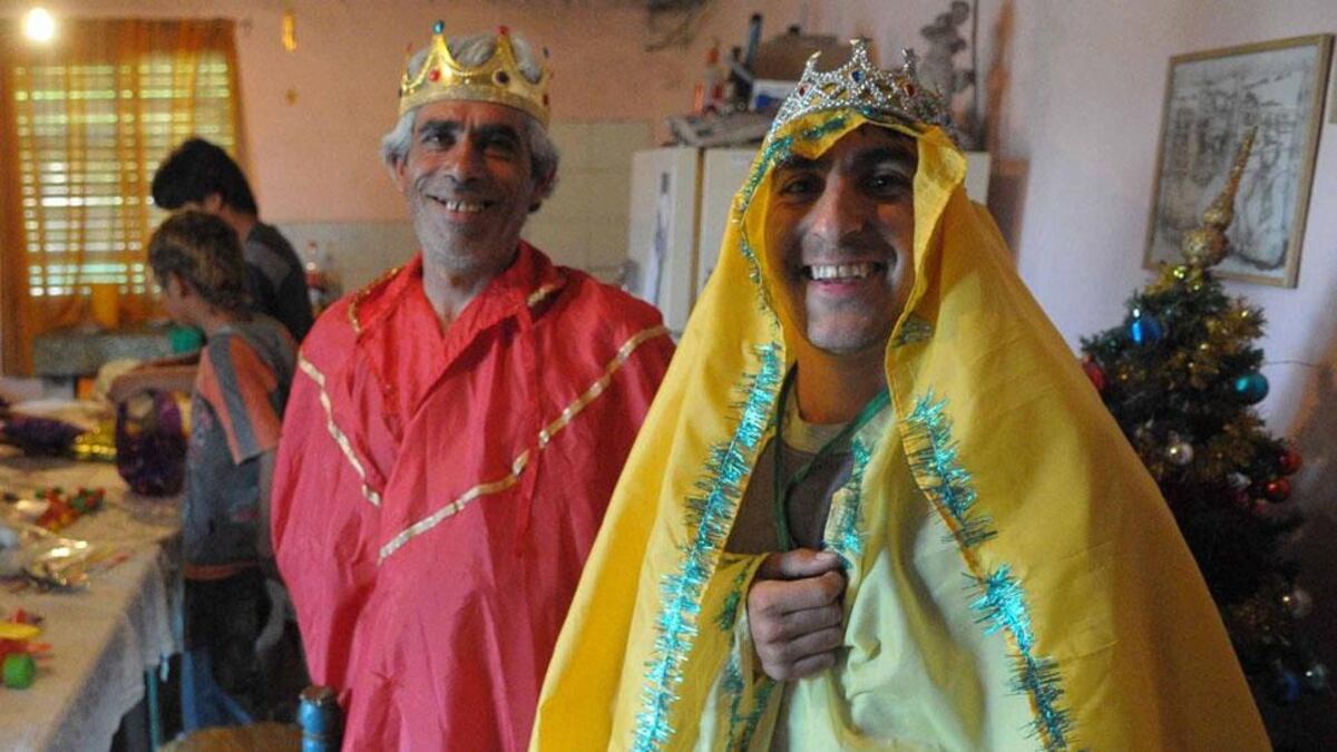 Ilusiones. La familia Toledo se ocupa de representar a los reyes criollos. Reparten golosinas y juguetes en los barrios pobres. En 2026 no se repetirá. (LaVoz/ Archivo).
