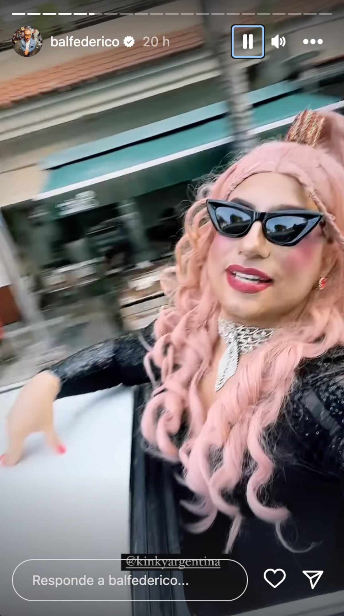 Fede Bal, vestido como "Lola" su personaje en "Kinky Boots", regaló entradas para su obra en Carlos Paz.