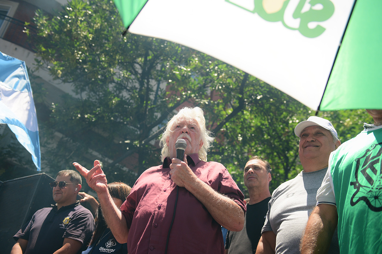 Córdoba. Estatales marchan hacia la Unicameral para rechazar la suba en los aportes a la Caja de Jubilaciones. (José Gabriel Hernández / La Voz)