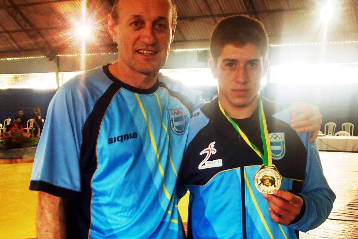 Agustín Destribats junto al profesor Leonardo Torres en el clasificatorio olímpico juvenil de Brasil 2014. (Gentileza Leonardo Torres)