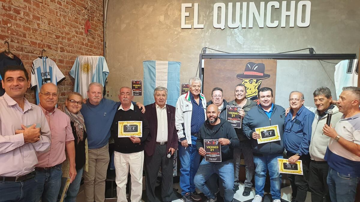 Reconocimiento a periodistas que cubrieron el Mundial Qatar 2022 y a periodistas históricos de Córdoba como Víctor Brizuela, Rubén Torri y Osvaldo Wehbe. También a la familia de "Cuti" Romero. Fue en la pizzería San Luis (Gentileza Pedro Ludicello de la Pizzería San Luis)