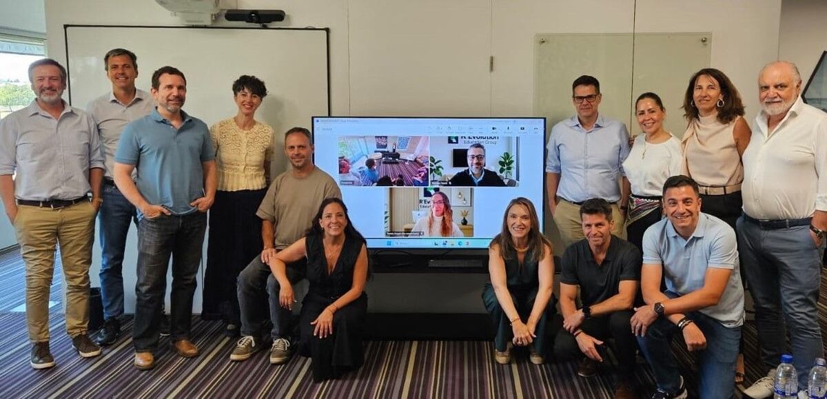 María Belén Mendé y Juan Carlos Rabbat junto a los líderes de R'Evolution Education Group. (Gentileza)