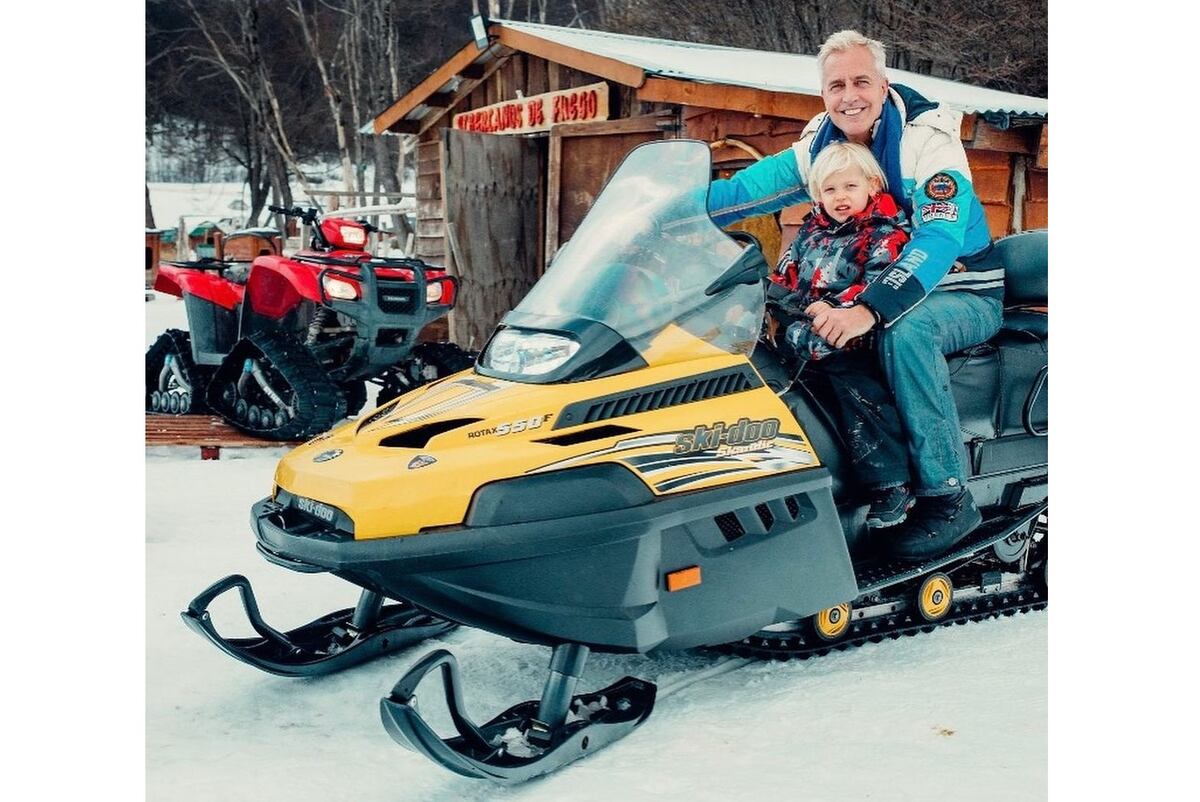 Otra de las actividades que hizo e lconductor junto a su hijo: pasear en moto ski. (Instagram),