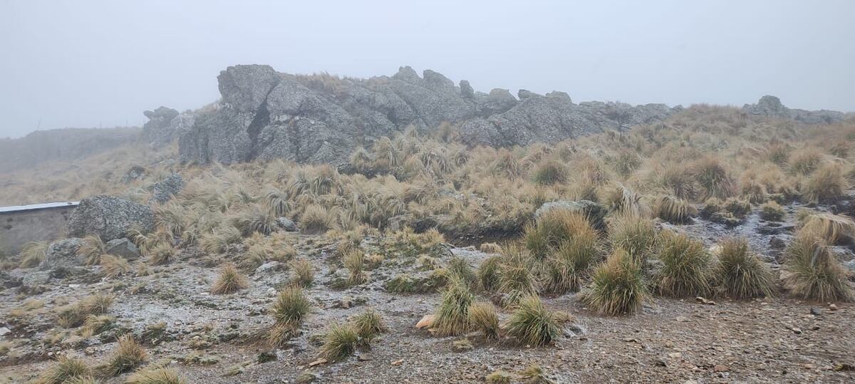 Villa de Merlo. De a poco, comenzó a caer agua nieve en las sierras de San Luis (Gentileza “El Vasco”).