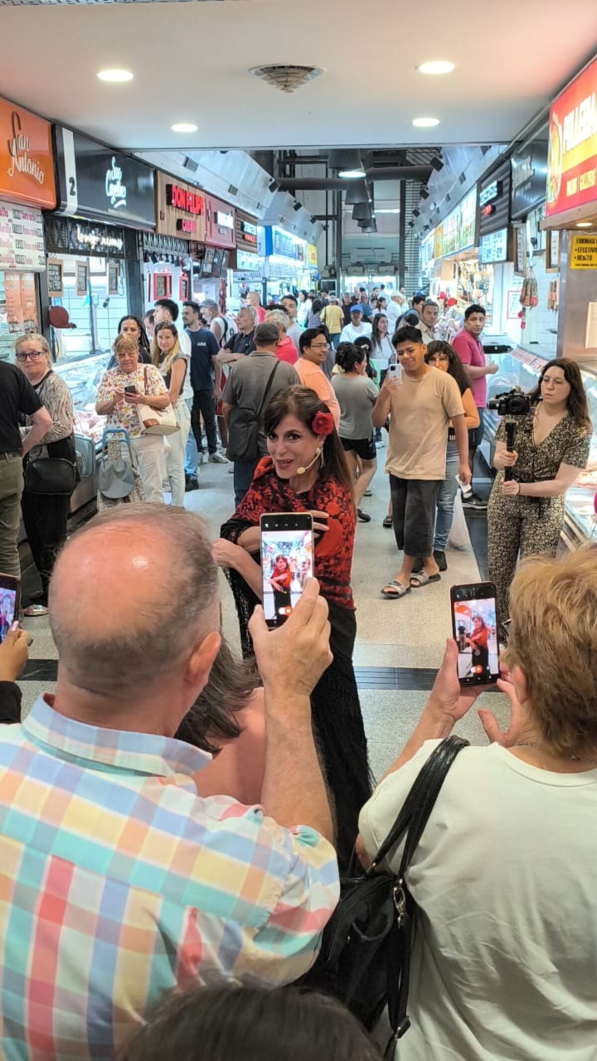 En el marco de la Semana de la Música, se vivió un show de ópera en los pasillos del Mercado Norte. (Gentileza)