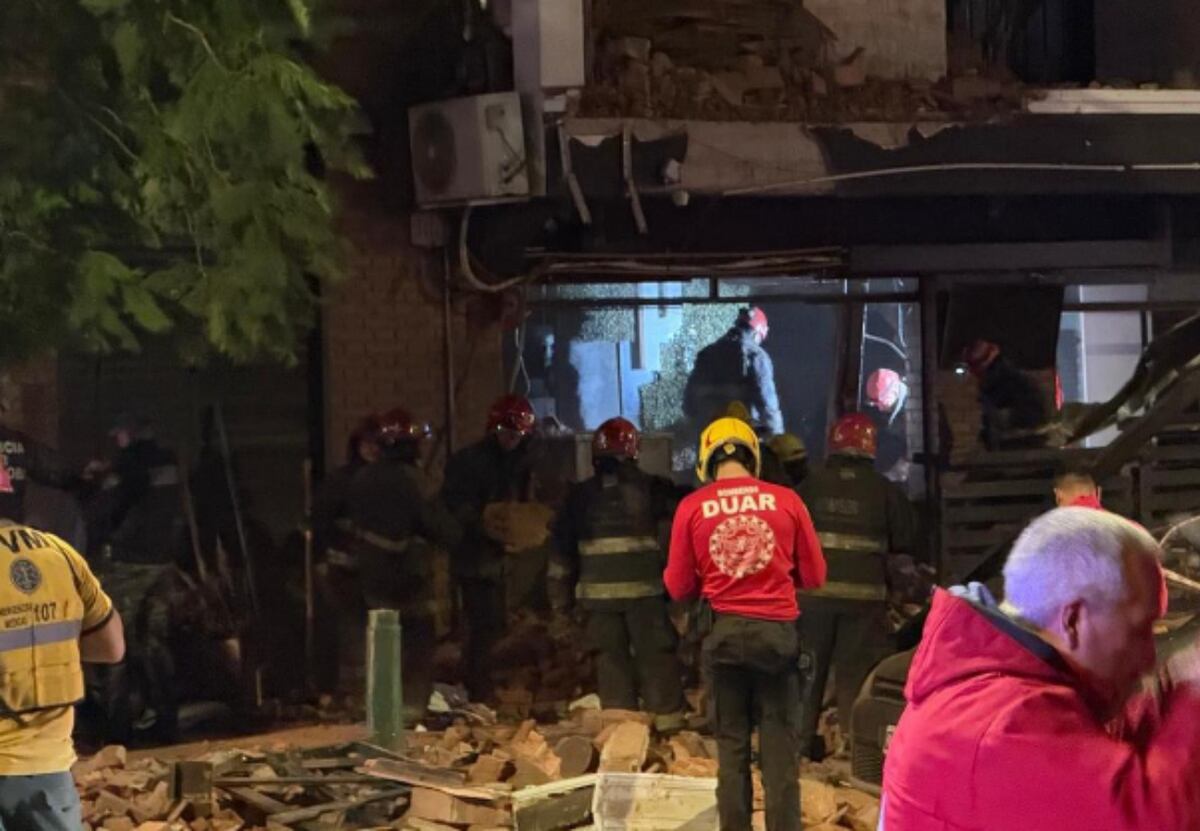 Un derrumbe en barrio Güemes dejó el saldo de un muerto y tres heridos. (Foto: Cadena 3)