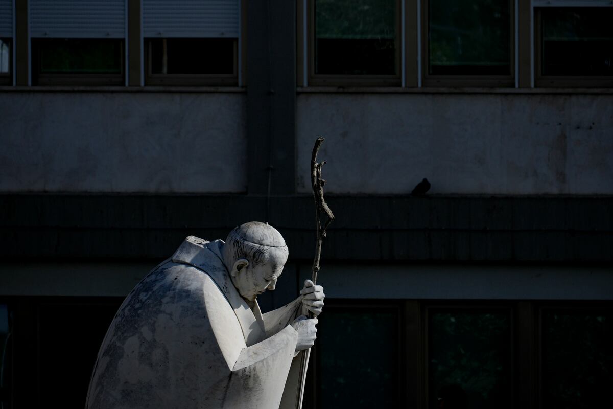 La estatua del papa Juan Pablo II frente al hospital Agostino Gemelli, en Roma, el martes 18 de febrero de 2025, donde el papa Francisco está internado por una infección respiratoria. (AP Foto/Andrew Medichini)