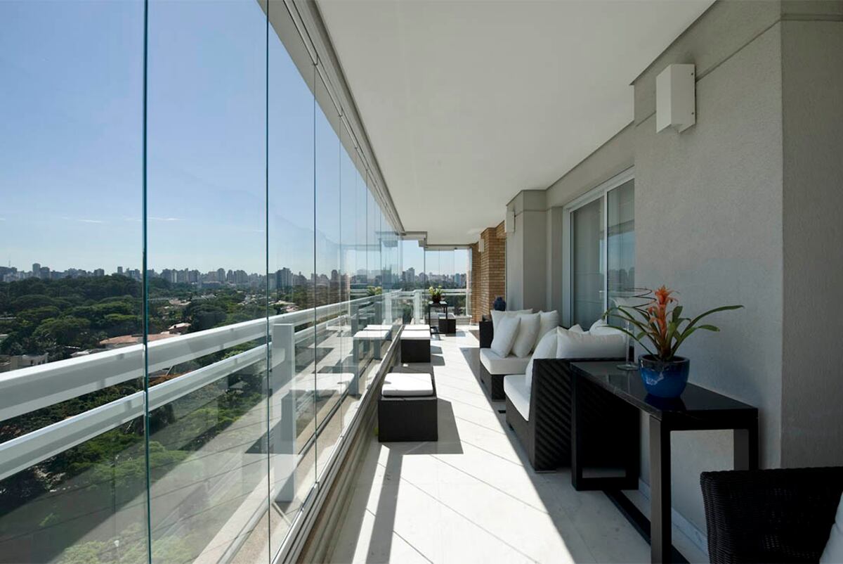 Balcones. Los accesorios metálicos se atornillan a los cristales para que puedan soportar la presión de fuertes vientos durante períodos prolongados.