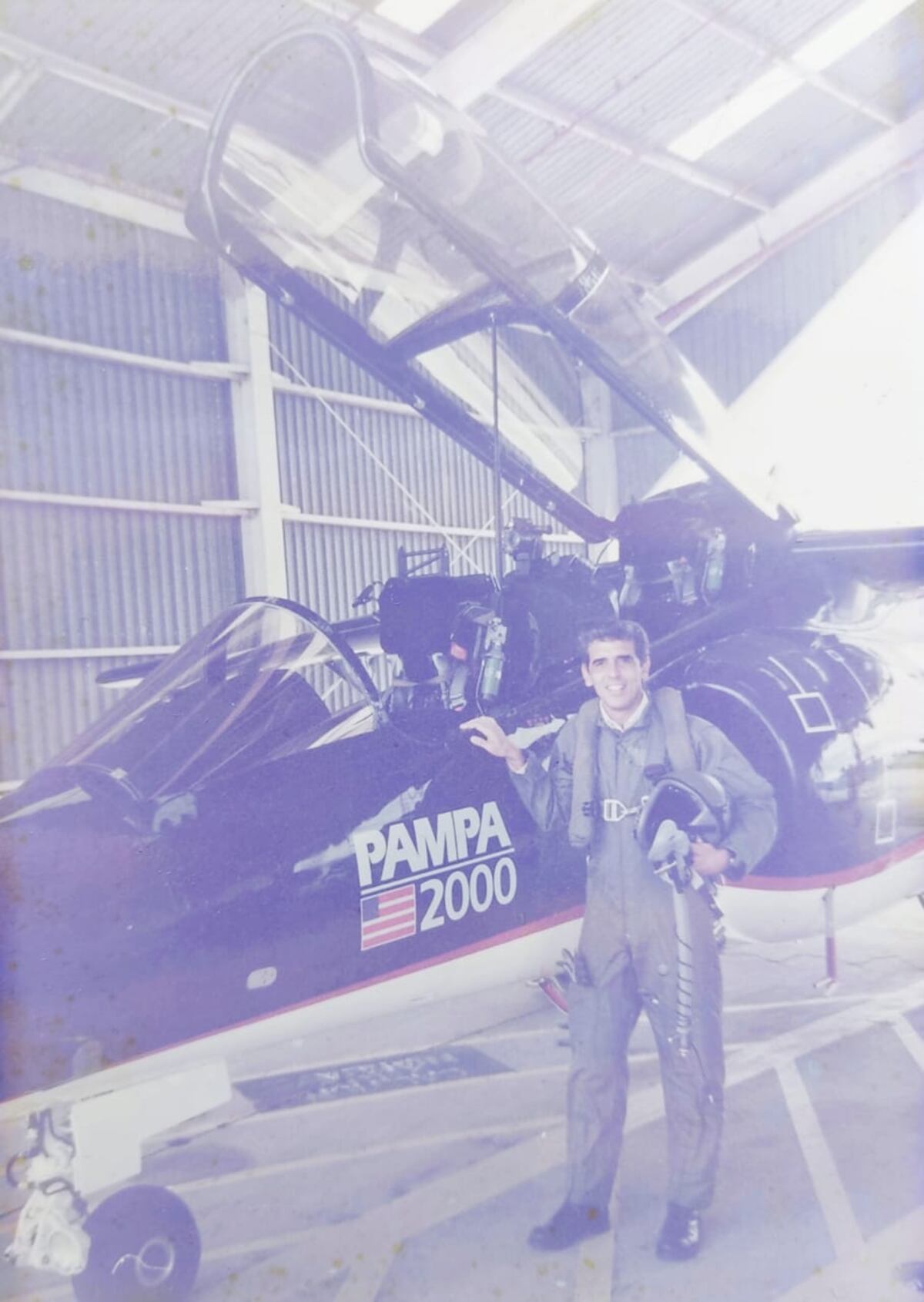 Miguel en la planta de Vought Aircraft, en Dallas, 1993. Iba a hacer un informe, pero lo subieron a un IA63.