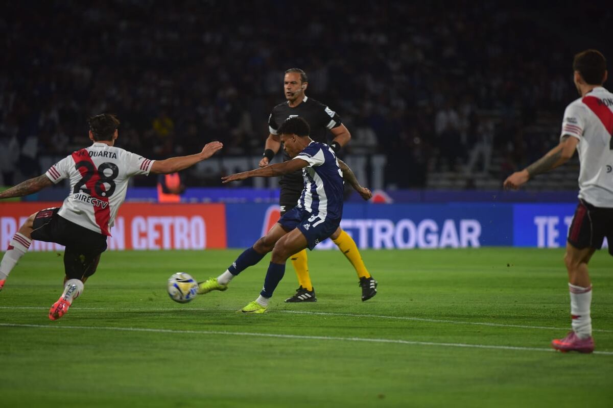 Talleres vs. River, en el Kempes por la fecha 13 del Clausura. (Nicolás Bravo / La Voz)