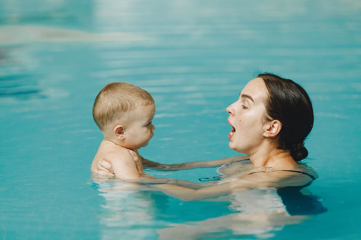 Se recomienda meter el bebé al agua dos veces por semana, para no saturarlo ni exponerlo demasiado al sol y los factores externos. Foto: Freepik / Aguas Cordobesas