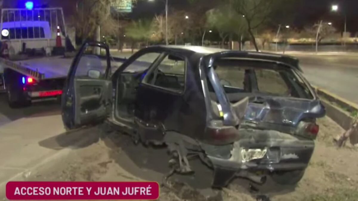 Volvían del boliche, chocaron contra un poste en Guaymallén y protagonizaron el momento televisivo del año