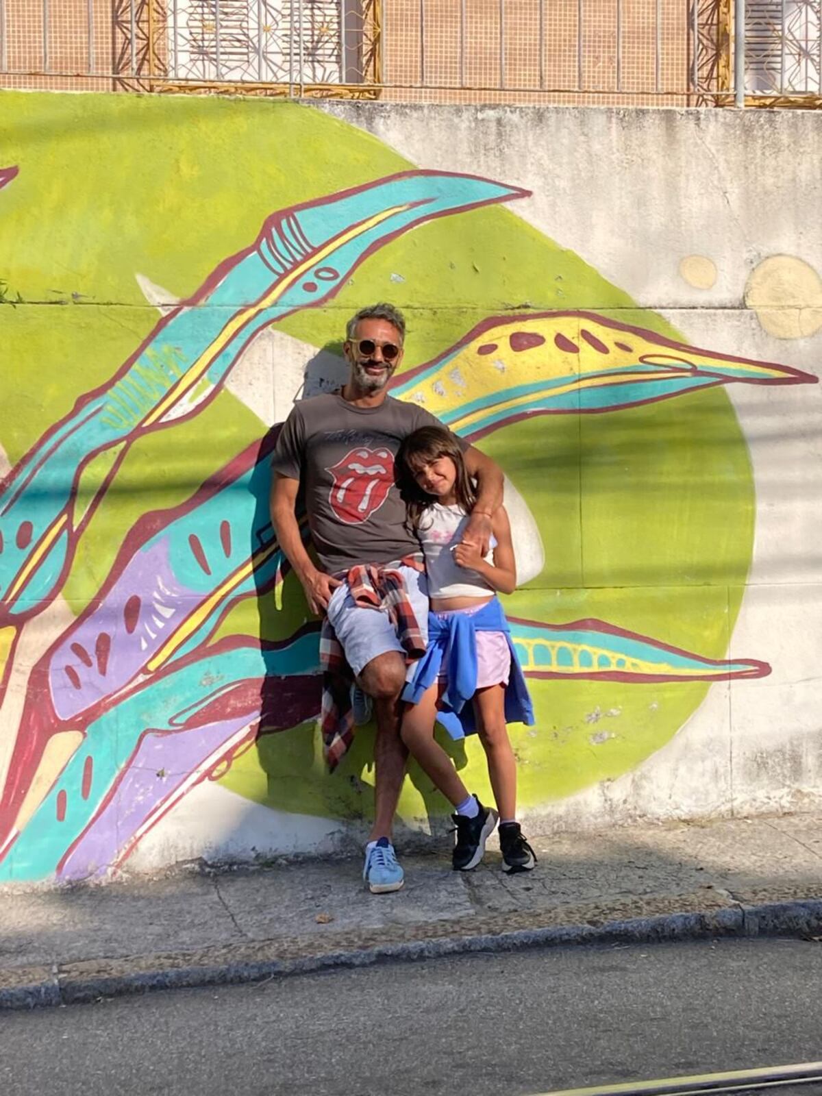 Miguel Escalante con Kenia, en el barrio bohemio de Santa Teresa, en Río de Janeiro. (Gentileza)