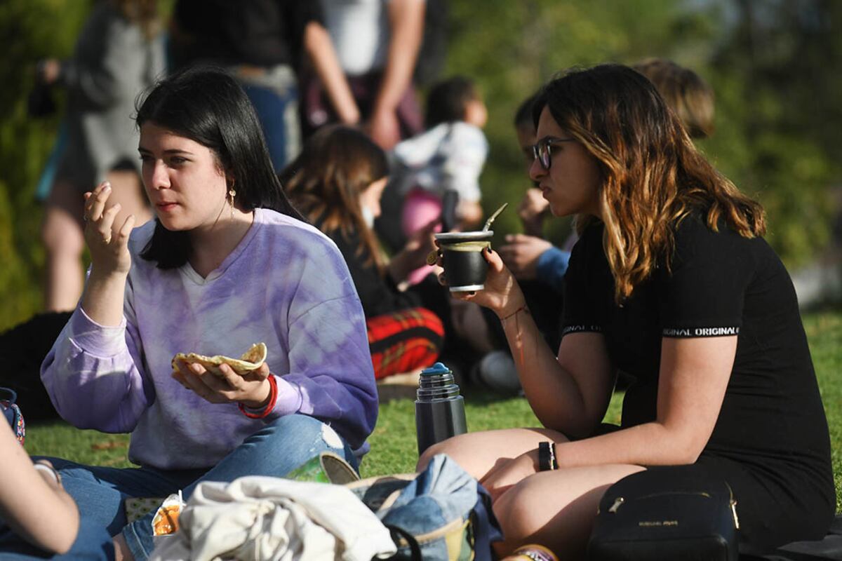 La gran mayoría de los estudiantes arman pícnics al aire libre para celebrar el Día de la Primavera. (La Voz)
