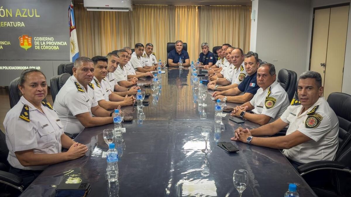 Reunión. El gobernador Llaryora, y el ministro Quinteros, en una reunión con la cúpula policial, el último día del año pasado. El mandatario provincial le bajó un mensaje a los jefes policiales.