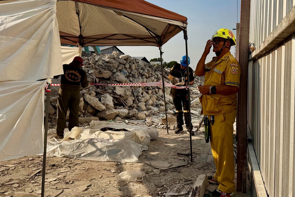 Los cuerpos de las víctimas de un rascacielos en construcción que se derrumbó tras un terremoto de magnitud 7,7 yacen en el suelo en Bangkok, Tailandia, el viernes 28 de marzo de 2025. (Foto AP/Wason Wanichakorn)