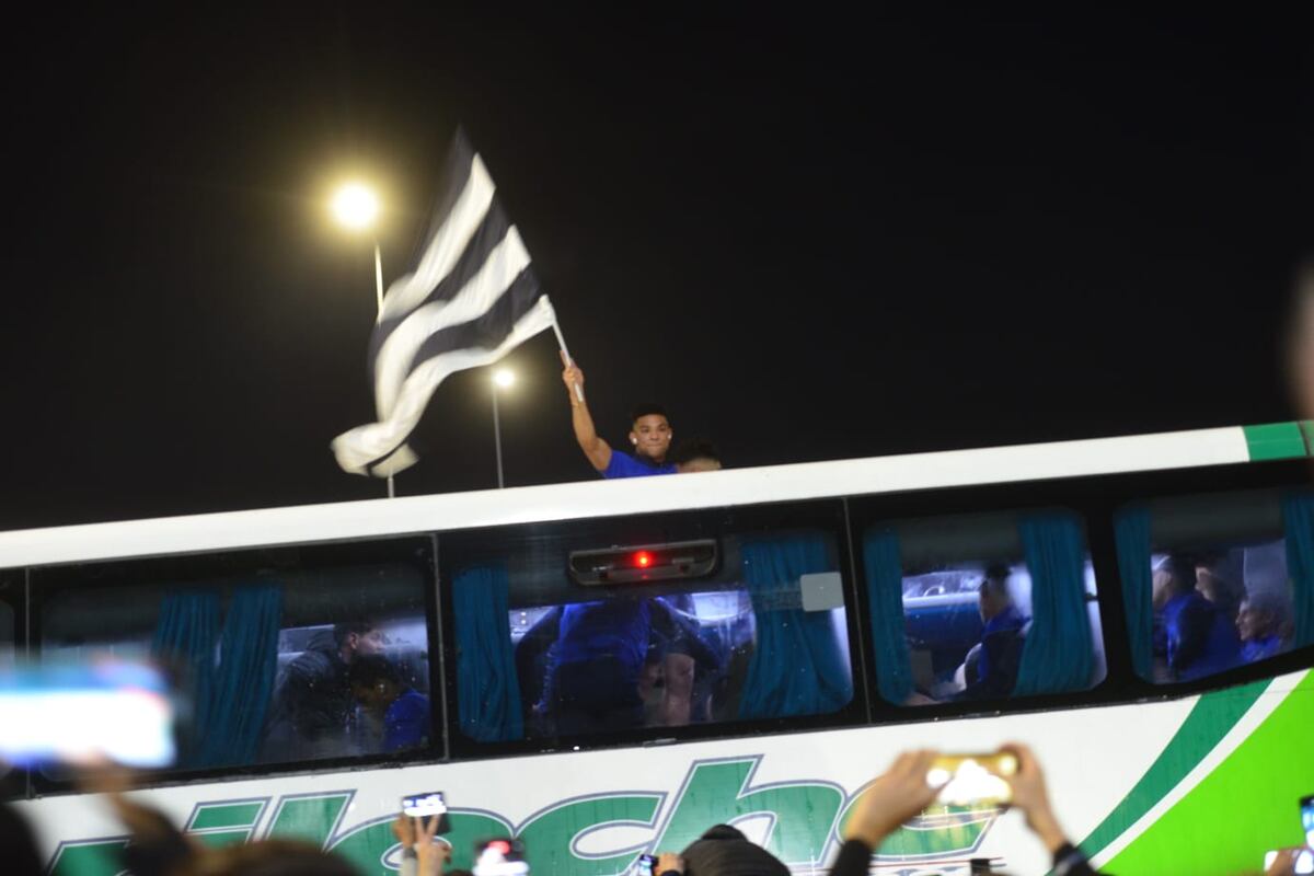 La hinchada de Talleres en el Kempes para recibir al plantel. (Facundo Luque y Javier Ferreyra)